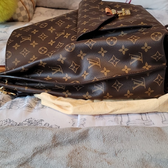 ⚘️Beautiful Louis Vuitton Metis Hobo⚘️ - Picture 5 of 16